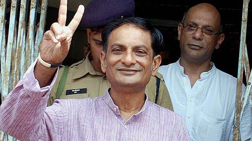 Binayak Sen on his release from Raipur Jail on bail, May 25th, 2009