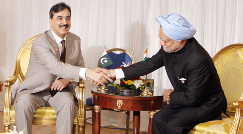 MTT - Pakistan-India - Pakistani Prime Minister Yousaf Raza Gilani with his Indian counter part.
